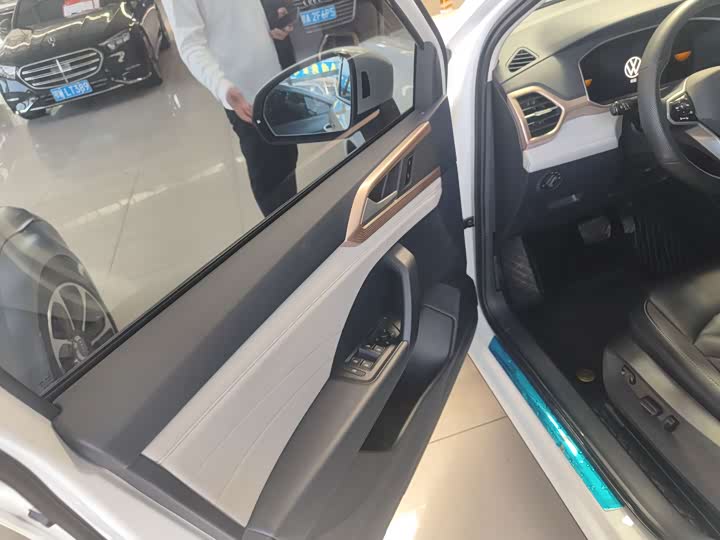 Photo 2 - Volkswagen Tharu