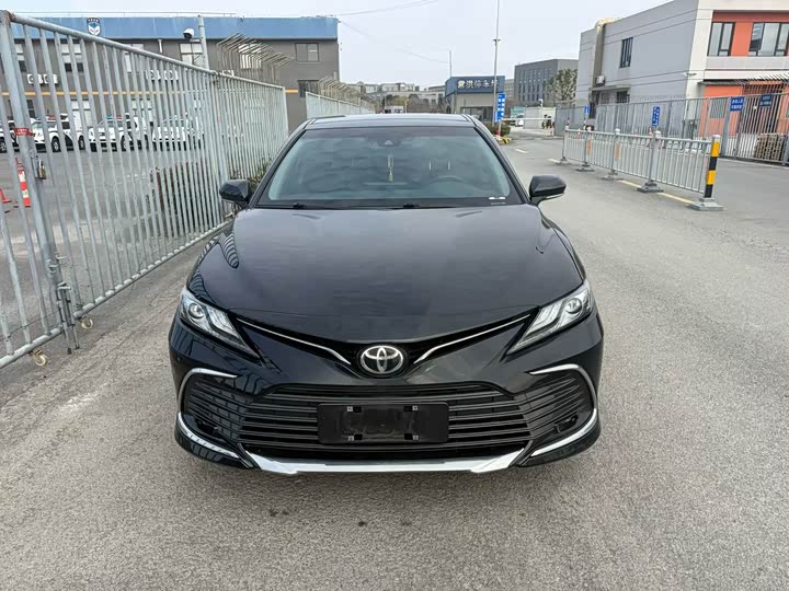 Фото 2 - Toyota Camry