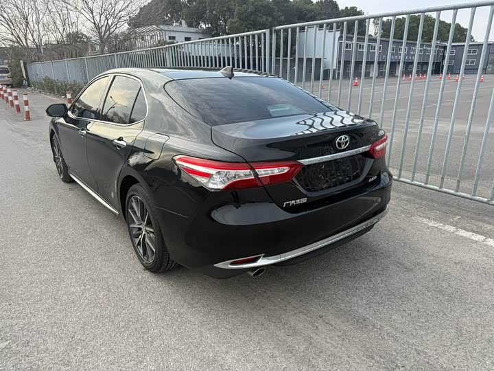 Фото 8 - Toyota Camry