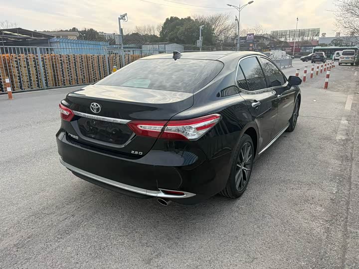 Фото 9 - Toyota Camry