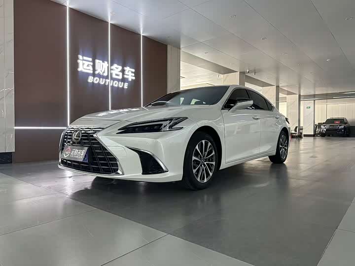 Фото 1 - Lexus ES