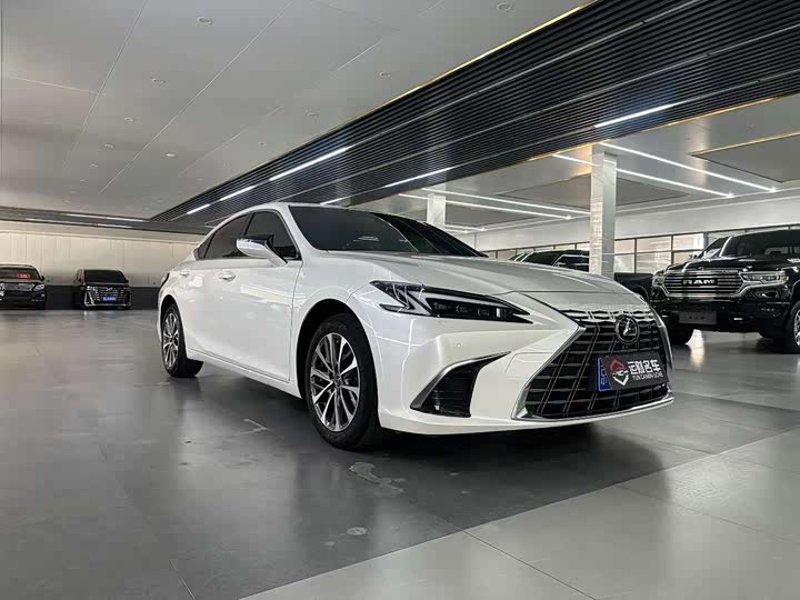 Фото 3 - Lexus ES