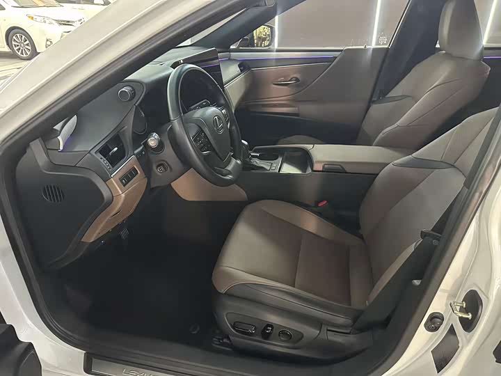 Фото 4 - Lexus ES