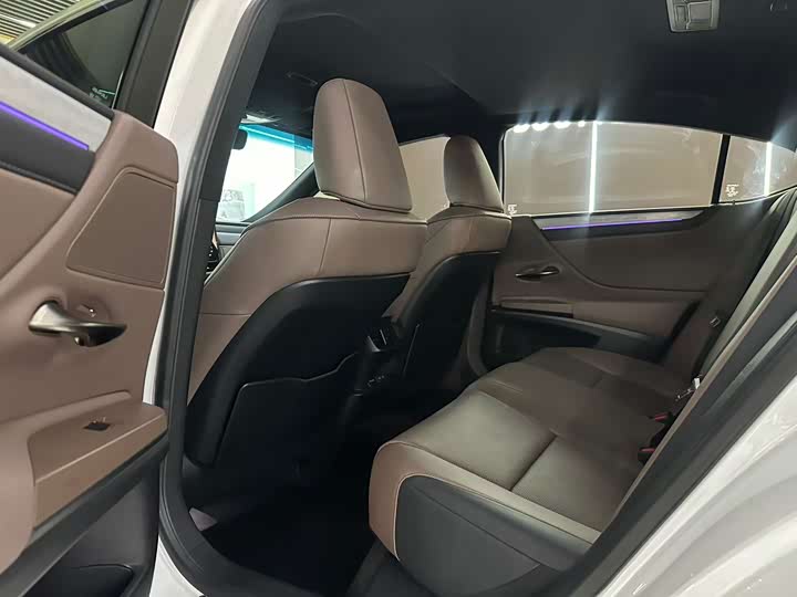 Фото 5 - Lexus ES