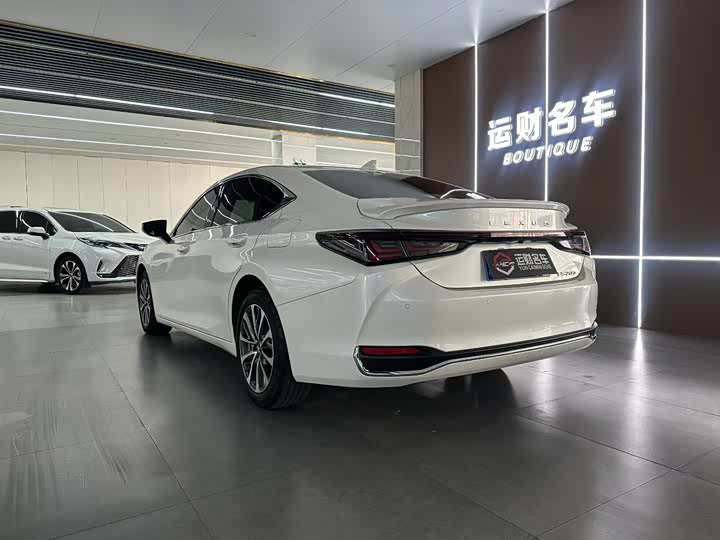 Фото 7 - Lexus ES