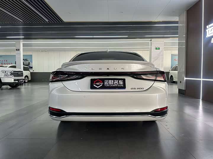 Фото 8 - Lexus ES