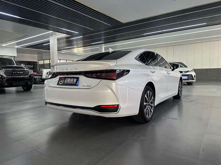 Фото 9 - Lexus ES