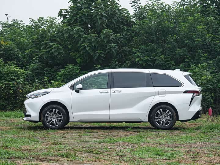 Фото 7 - Toyota Sienna