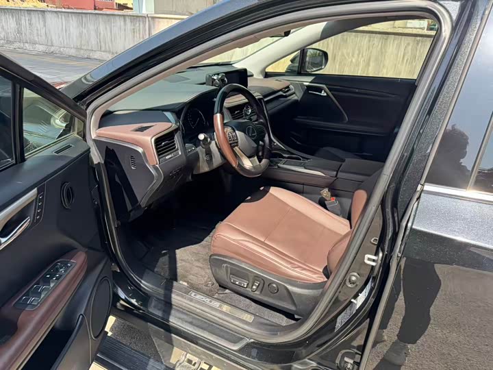 Фото 4 - Lexus RX