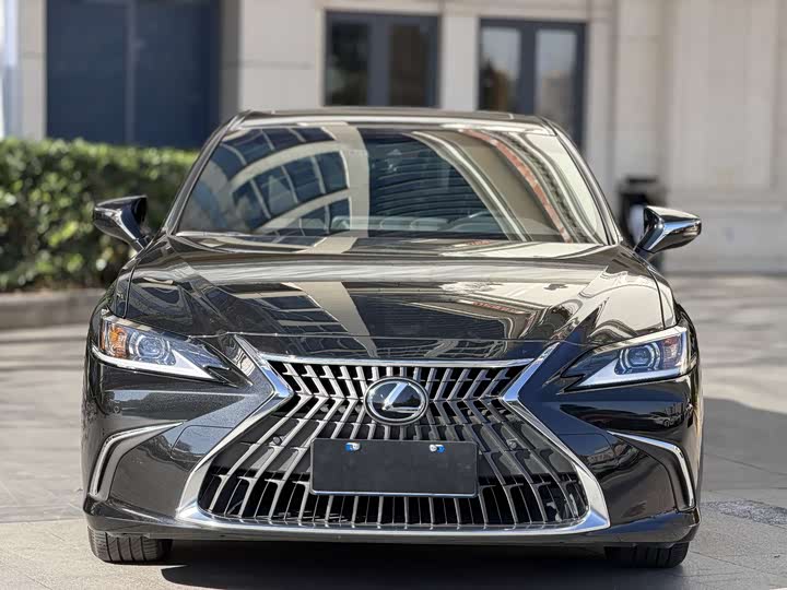 Фото 2 - Lexus ES