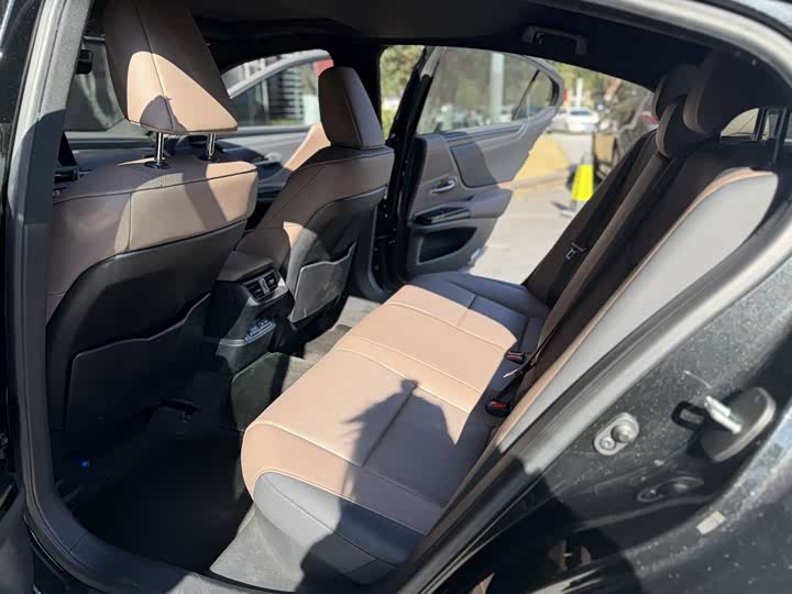 Фото 6 - Lexus ES