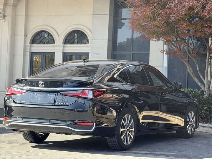 Фото 7 - Lexus ES