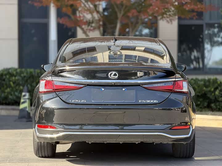 Фото 8 - Lexus ES