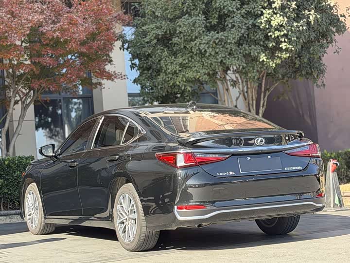 Фото 9 - Lexus ES