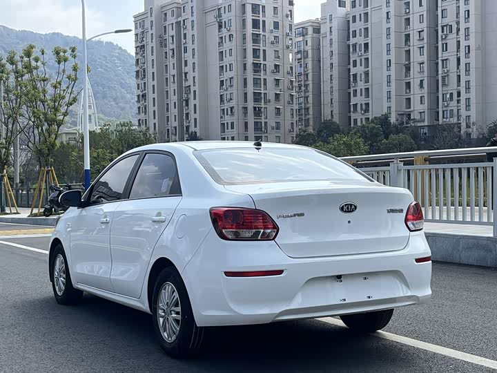 Фото 9 - Kia Pegas