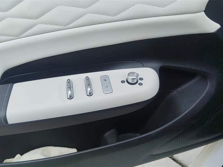 Photo 7 - Dongfeng Yipai 01