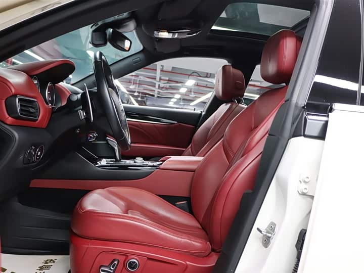 Photo 7 - Maserati Levante