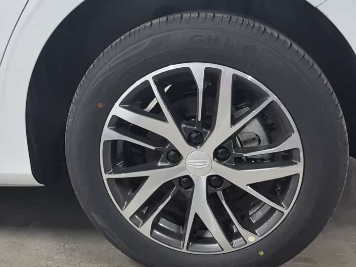 Фото 7 - Geely Emgrand