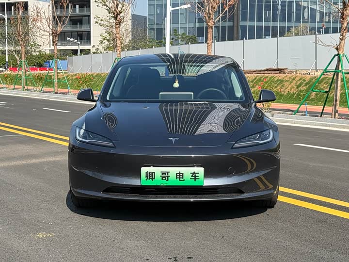 Фото 2 - Tesla Model 3