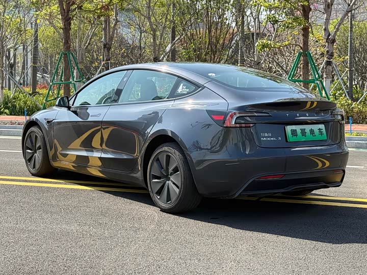 Фото 4 - Tesla Model 3