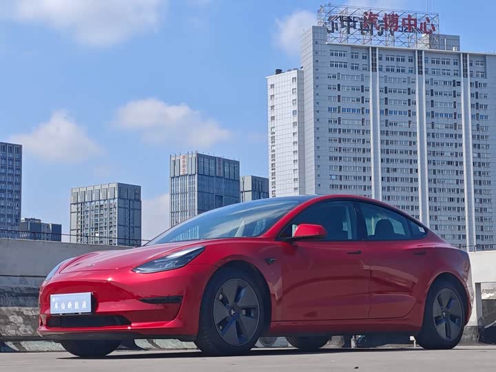 Фото 1 - Tesla Model 3