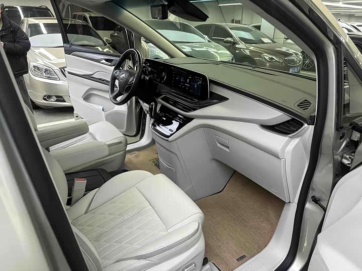 Фото 2 - Buick GL8 ES