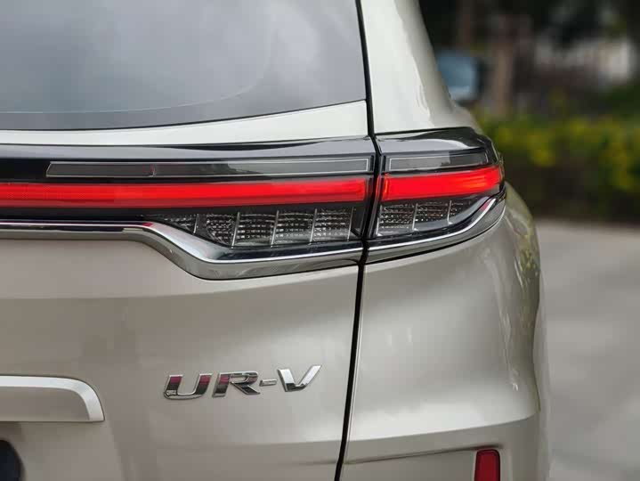 Photo 8 - Honda UR-V