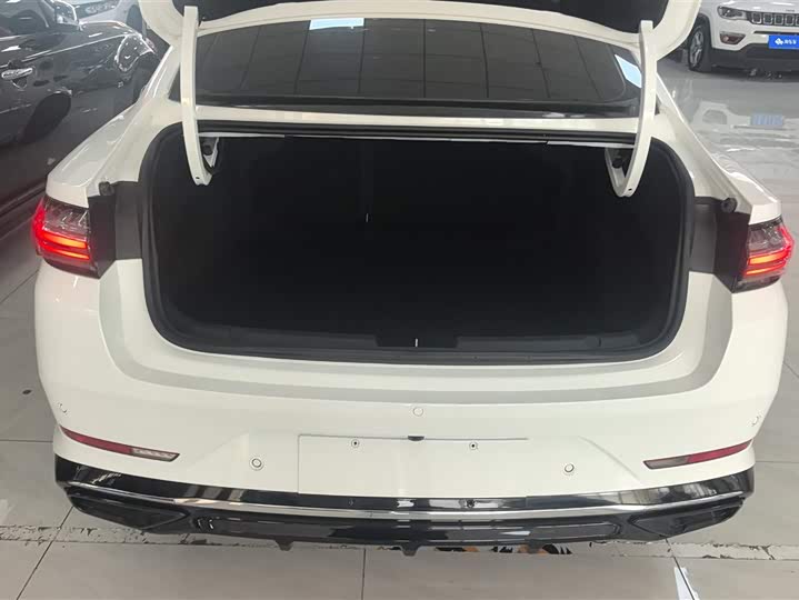 Фото 4 - Geely Preface L