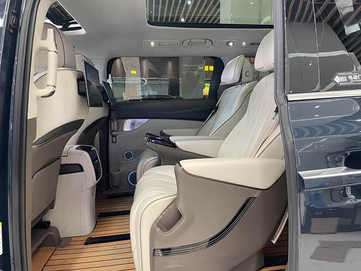 Фото 9 - Denza D9