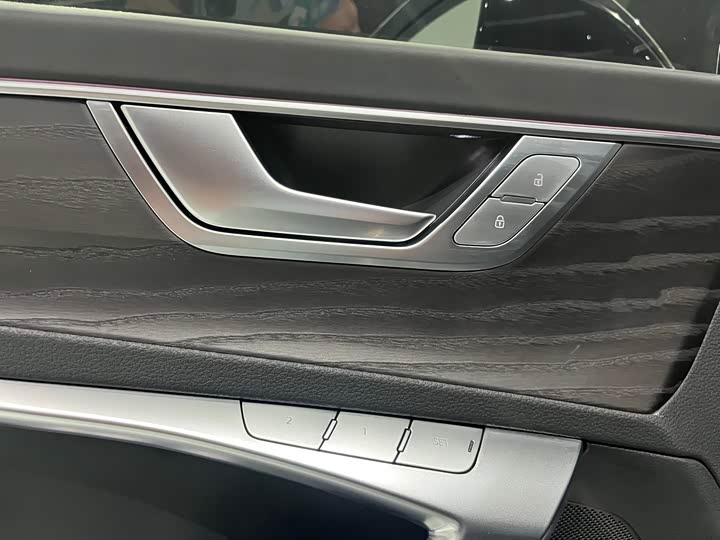 Фото 8 - Audi A6L