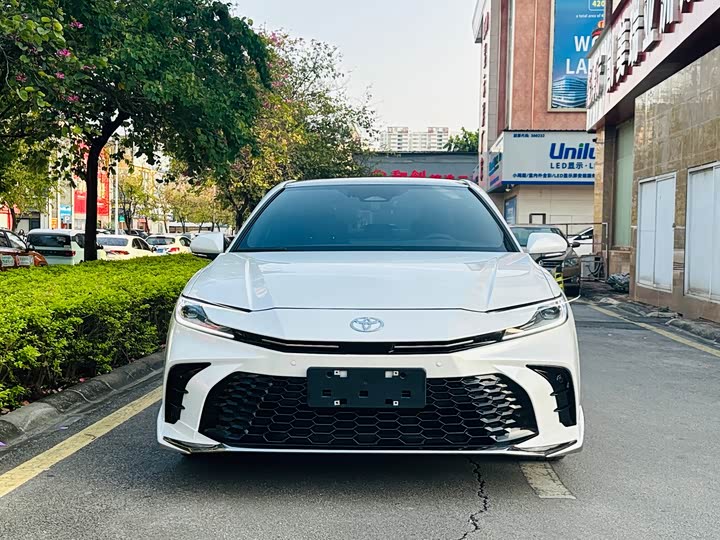 Фото 2 - Toyota Camry