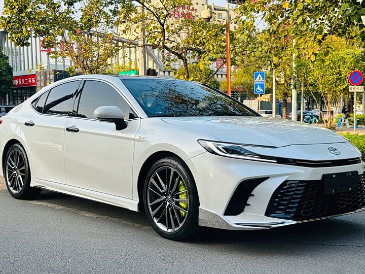 Фото 3 - Toyota Camry