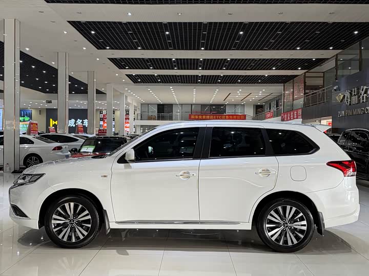 Фото 4 - Mitsubishi Outlander