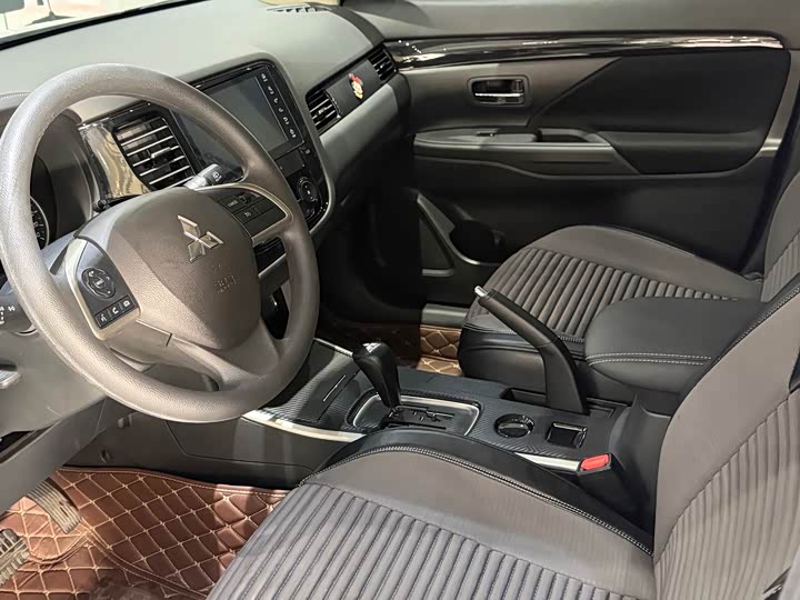 Фото 5 - Mitsubishi Outlander