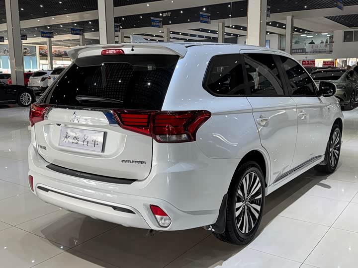 Фото 8 - Mitsubishi Outlander