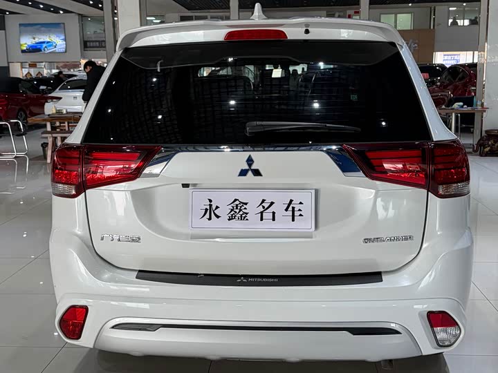 Фото 9 - Mitsubishi Outlander