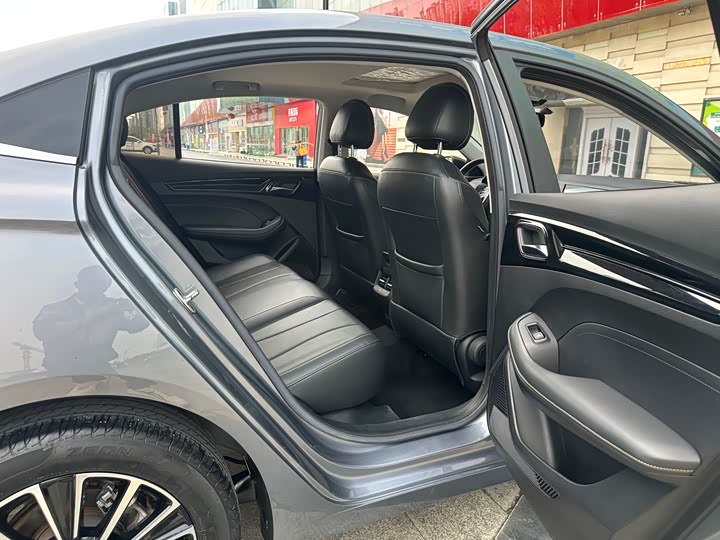 Фото 8 - Roewe i5