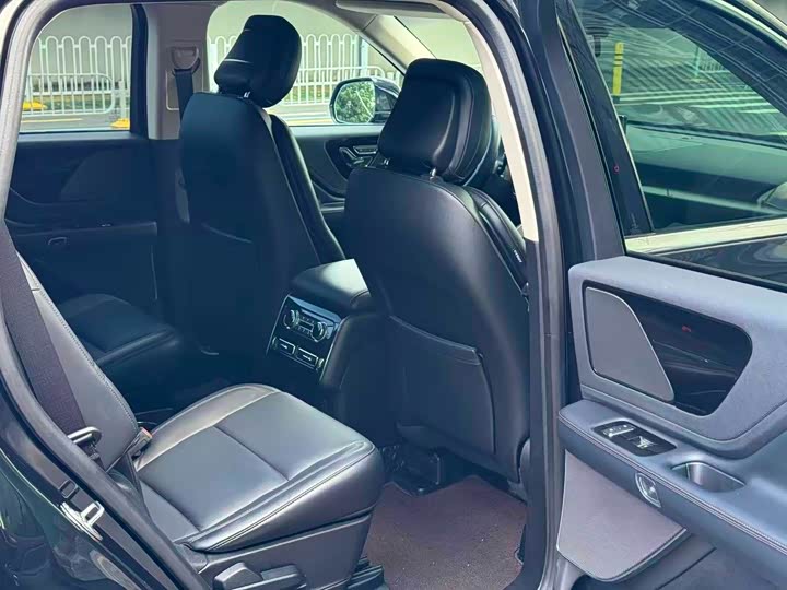 Фото 4 - Lincoln Aviator