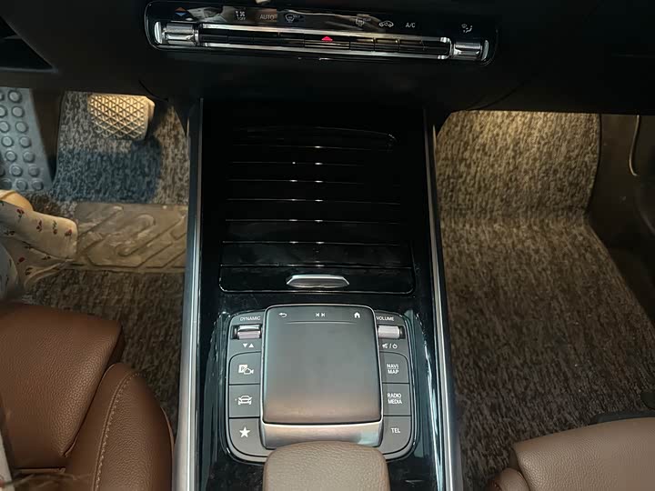 Фото 8 - Mercedes-Benz GLB-Class