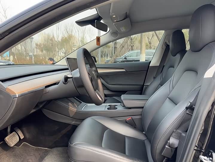 Фото 4 - Tesla Model 3