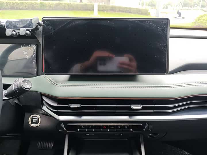 Фото 8 - Geely Okavango L