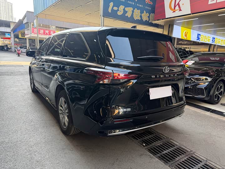 Photo 4 - Toyota Sienna