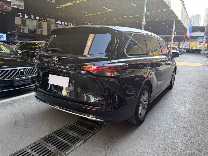 Photo 6 - Toyota Sienna