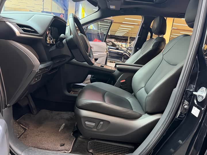 Photo 9 - Toyota Sienna