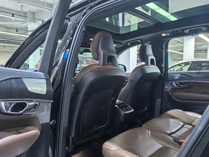 Фото 7 - Volvo XC90