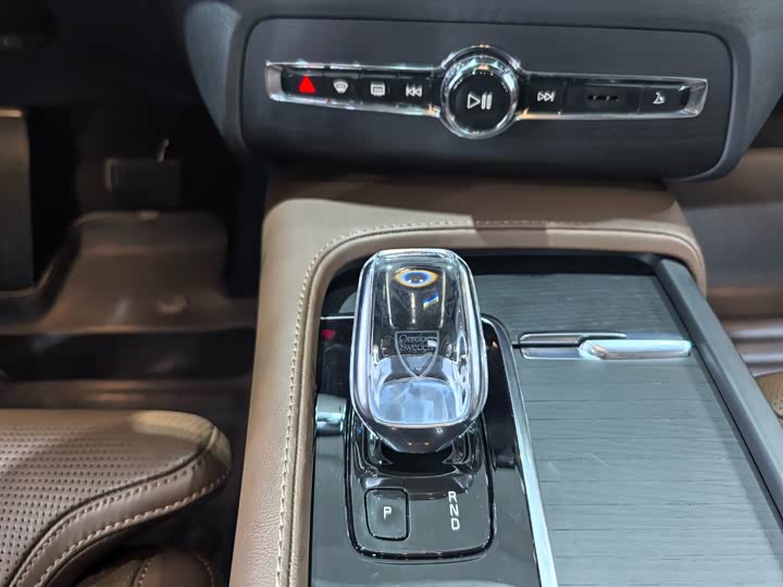 Фото 8 - Volvo XC90