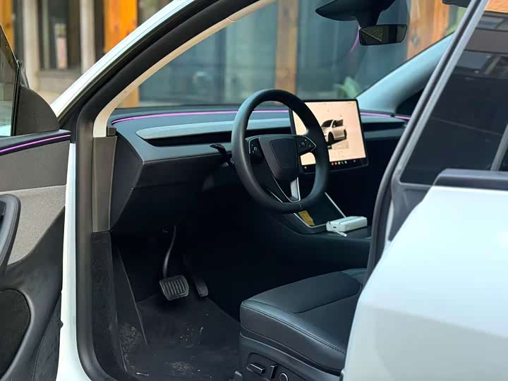 Photo 5 - Tesla Model Y
