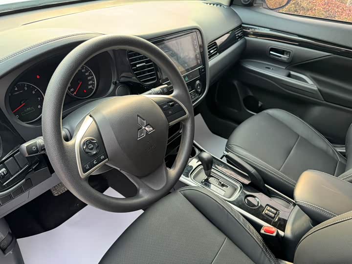 Фото 8 - Mitsubishi Outlander