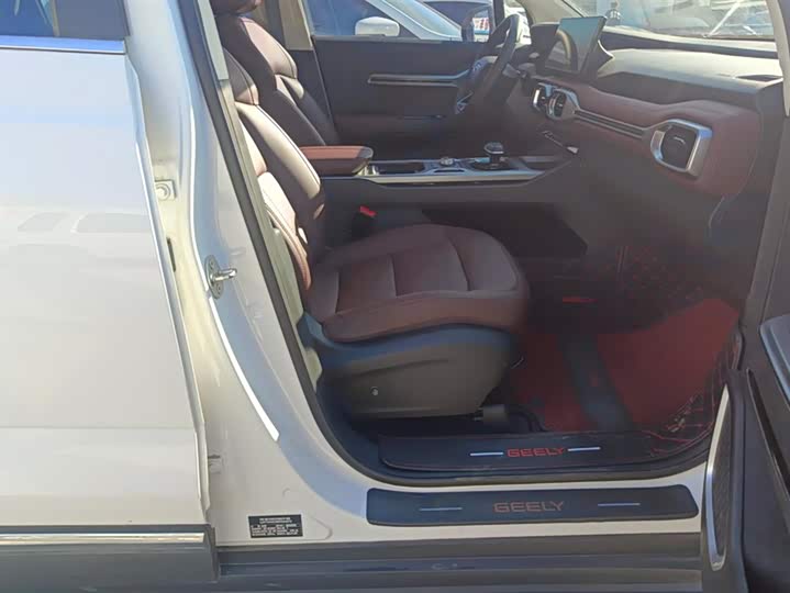 Фото 8 - Geely Okavango