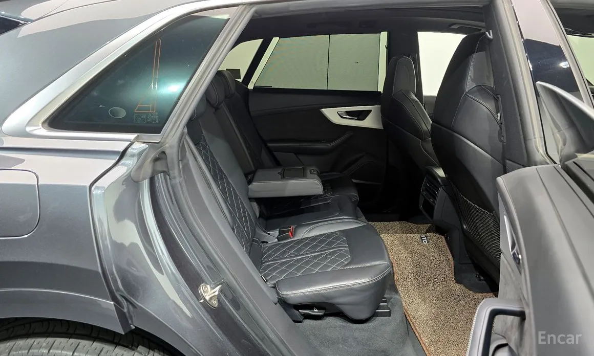 Фото 12 - Audi Q8